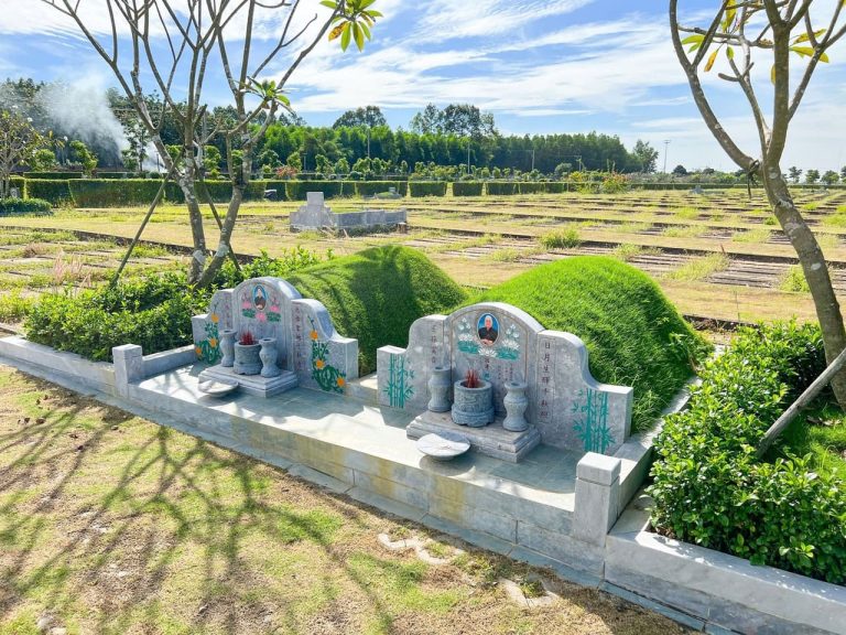 Mộ đơn đôi người hoa tại nghĩa trang Sala Garden